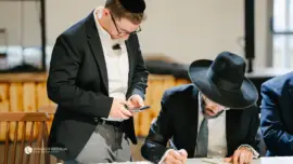 מישהו כותב על דף